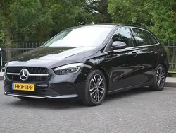 Grijs Gebruikt 2023 Mercedes B180 MPV | € 36.950 (Eerlijke prijs)