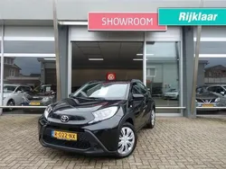 Zwart, metallic lak Gebruikt 2022 Toyota Aygo Play Hatchback | € 15.990 (Eerlijke prijs)