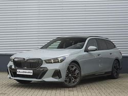 Grijs, metallic lak Gebruikt 2025 BMW 520 M Sport Stationwagen | € 71.875 (Eerlijke prijs)