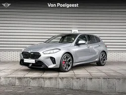 Skyscraper grey metallic (grijs metallic) Gebruikt 2024 BMW 120 M Sport Hatchback | € 40.900 (Super prijs)