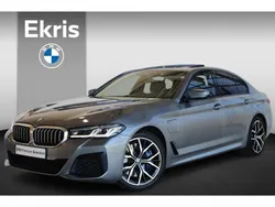 Bluestone metallic (grijs metallic) Gebruikt 2021 BMW 545e Comfort Edition Sedan | € 48.950 (Eerlijke prijs)