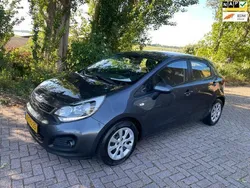 Grijs Gebruikt 2015 Kia Rio Hatchback | € 5.299 (Eerlijke prijs)
