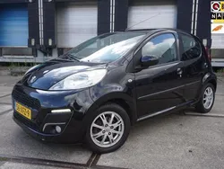 Zwart, metallic lak Gebruikt 2012 Peugeot 107 Active Hatchback | € 3.695 (Eerlijke prijs)