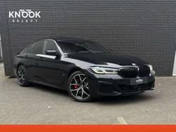 Zwart Gebruikt 2022 BMW 520 M Sport Sedan | € 37.950 (Eerlijke prijs)