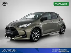 Groen, metallic lak Gebruikt 2021 Toyota Yaris Edition Hatchback | € 21.750 (Eerlijke prijs)