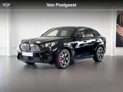 Saphirschwarz metallic (zwart metallic) Nieuw 2024 BMW iX2 M Sport SUV | € 73.380