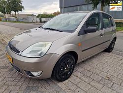 Grijs (metallic) Gebruikt 2003 Ford Fiesta Ghia Hatchback | € 998 (Goede deal)
