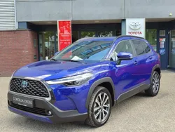 Blauw, metallic lak Gebruikt 2023 Toyota Corolla Cross SUV | € 33.900 (Eerlijke prijs)