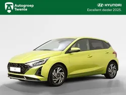 Lucid lime (groen metallic) Gebruikt 2024 Hyundai i20 Comfort Hatchback | € 21.950 (Eerlijke prijs)