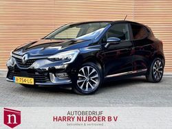 Zwart, metallic lak Gebruikt 2022 Renault Clio V Zen Hatchback | € 13.900 (Eerlijke prijs)