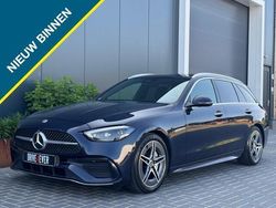 Blauw, metallic lak Gebruikt 2022 Mercedes C180 AMG line Stationwagen | € 33.495 (Goede deal)