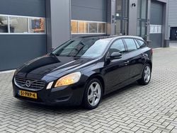 Zwart (metallic) Gebruikt 2011 Volvo V60 Kinetic Stationwagen | € 4.950 (Goede deal)