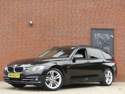 Zwart (metallic) Gebruikt 2017 BMW 318 Executive Stationwagen | € 17.950 (Goede deal)