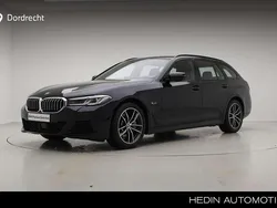 Zwart, metallic lak Gebruikt 2023 BMW 530 M Sport Stationwagen | € 49.895 (Eerlijke prijs)