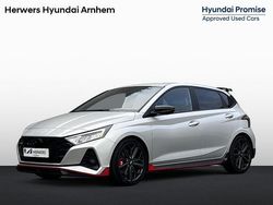 Sleek silver metallic (rys) Gebruikt 2023 Hyundai i20 Hatchback | € 33.885