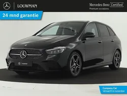 Donker 191 kosmoszwart metaalkleur metallic Gebruikt 2025 Mercedes B180 AMG line MPV | € 41.945 (Super prijs)