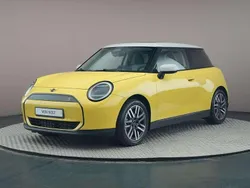 Geel, metallic lak Gebruikt 2025 Mini Cooper SE Classic Hatchback | € 34.500 (Goede deal)