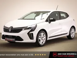 Wit Gebruikt 2024 Renault Clio V Evolution Hatchback | € 19.895 (Eerlijke prijs)