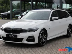 Wit Gebruikt 2021 BMW 330e M Sport Stationwagen | € 37.750 (Eerlijke prijs)