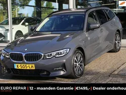 Grijs, metallic lak Gebruikt 2021 BMW 330e Executive Stationwagen | € 24.995 (Super prijs)