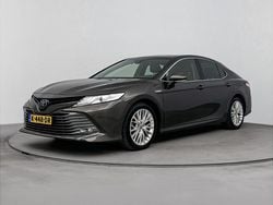 Graphite grey metallic (donker bruin metallic) Gebruikt 2020 Toyota Camry Premium Sedan | € 31.945