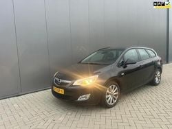 Zwart (metallic) Gebruikt 2012 Opel Astra Cosmo Stationwagen | € 3.450 (Goede deal)