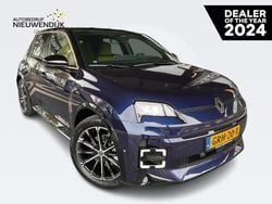 Nachtblauw met dak in sterzwar Gebruikt 2024 Renault R5 Iconic Hatchback | € 30.895 (Eerlijke prijs)