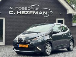 Grijs (metallic) Gebruikt 2015 Toyota Aygo X-play Hatchback | € 8.445 (Eerlijke prijs)