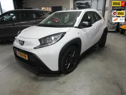 Wit Gebruikt 2023 Toyota Aygo Play Hatchback | € 17.500 (Eerlijke prijs)