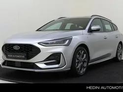 Grijs, metallic lak Gebruikt 2023 Ford Focus ST-Line Stationwagen | € 25.995 (Goede deal)