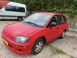Rood Gebruikt 2001 Mitsubishi Space Runner MPV | € 750