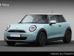 Groen, metallic lak Gebruikt 2024 Mini Cooper Favoured Hatchback | € 34.440