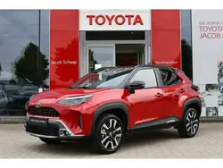Rood, metallic lak Nieuw 2025 Toyota Yaris Cross Executive SUV | € 41.440 (Duur)