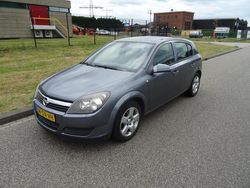 Grijs, metallic lak Gebruikt 2006 Opel Astra Executive Hatchback | € 1.395 (Eerlijke prijs)