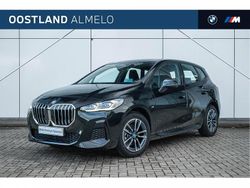 Saphirschwarz (donker zwart metallic) Gebruikt 2025 BMW 225 Active Tourer Comfort Edition MPV | € 43.950 (Eerlijke prijs)