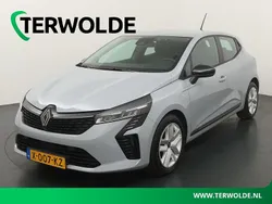 Grijs, metallic lak Gebruikt 2023 Renault Clio V Evolution Hatchback | € 17.445 (Eerlijke prijs)