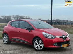 Rood Gebruikt 2015 Renault Clio IV Expression Hatchback | € 6.750 (Eerlijke prijs)