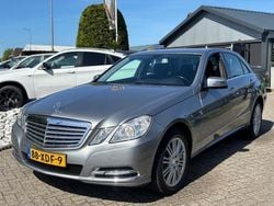 Grijs, metallic lak Gebruikt 2012 Mercedes E200 Sedan | € 13.950 (Eerlijke prijs)