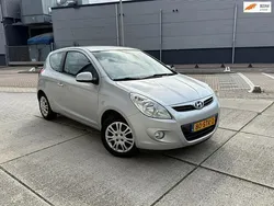 Grijs, metallic lak Gebruikt 2011 Hyundai i20 Hatchback | € 2.950 (Eerlijke prijs)
