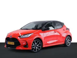 Rood, metallic lak Gebruikt 2021 Toyota Yaris Hybrid Edition Hatchback | € 23.950 (Iets duurder)