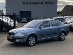 Blauw Gebruikt 2009 Skoda Octavia Ambiente Hatchback | € 2.750 (Eerlijke prijs)