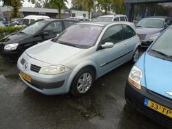 Grijs, metallic lak Gebruikt 2003 Renault Mégane II Luxe Hatchback | € 1.595 (Iets duurder)