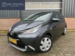 Grijs Gebruikt 2017 Toyota Aygo X-play Hatchback | € 8.500 (Eerlijke prijs)