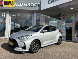 Grijs Gebruikt 2021 Toyota Yaris Hybrid Plus Hatchback | € 20.399 (Eerlijke prijs)