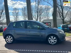 Blauw Gebruikt 2005 Renault Clio II Dynamique Hatchback | € 1.899