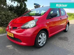 Rood, andere lak Gebruikt 2006 Toyota Aygo Hatchback | € 2.000 (Goede deal)