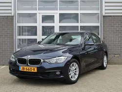Blauw, metallic lak Gebruikt 2016 BMW 318 Executive Sedan | € 17.950 (Iets duurder)