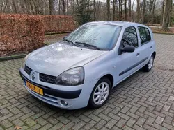 Zilver Gebruikt 2003 Renault Clio II Authentique Hatchback | € 800 (Goede deal)