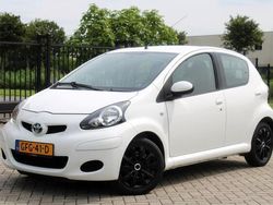 Wit Gebruikt 2011 Toyota Aygo Hatchback | € 3.999 (Eerlijke prijs)