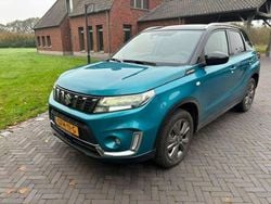 Blauw, metallic lak Gebruikt 2023 Suzuki Vitara Comfort+ SUV | € 29.250 (Eerlijke prijs)